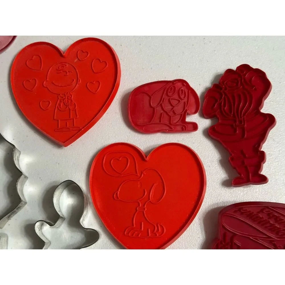 Vintage Cookie Cutter 36pc Lot Plastic Aluminum Mixed Shapes Snoopy Clifford‎